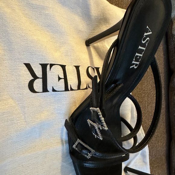 MSRP 195 Aster Capri Leather Sandals Used once size 8 with dust bag included - Picture 3 of 7